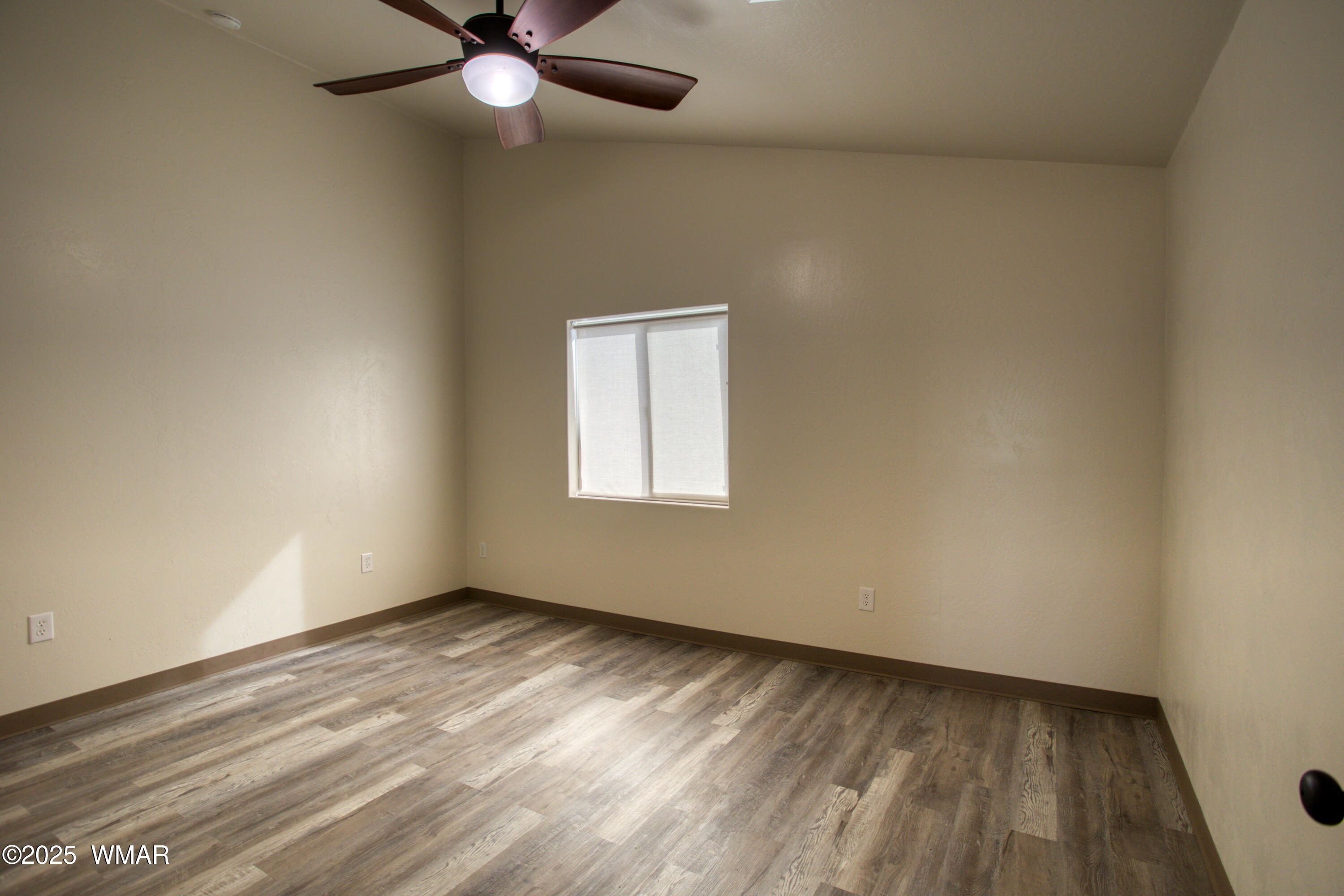 25 E White Mountain Boulevard