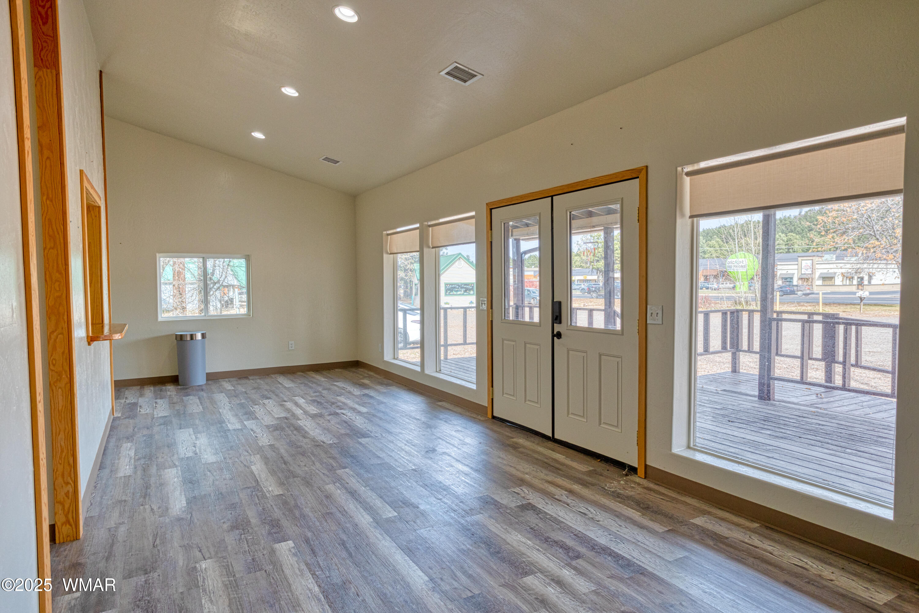 25 E White Mountain Boulevard