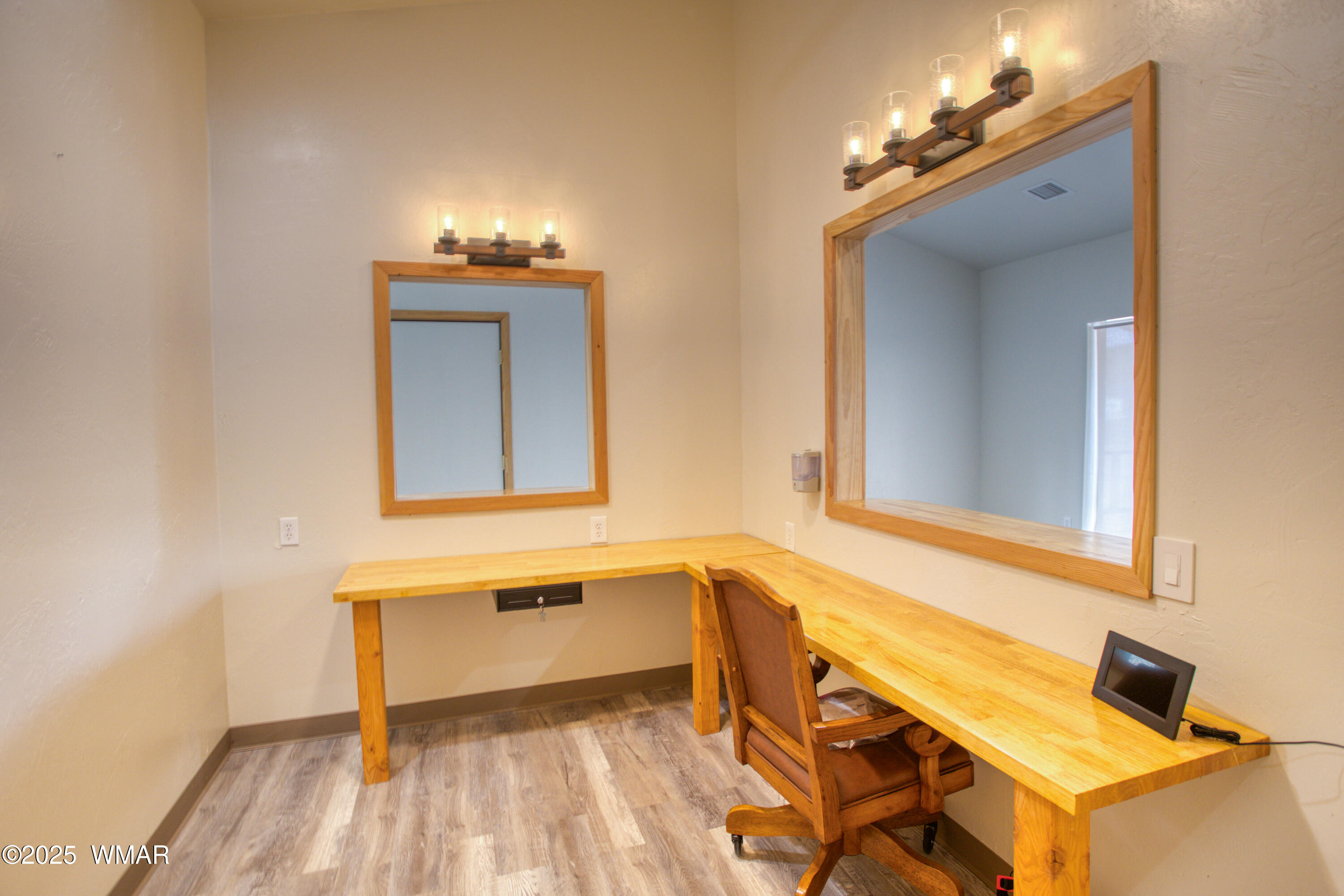 25 E White Mountain Boulevard