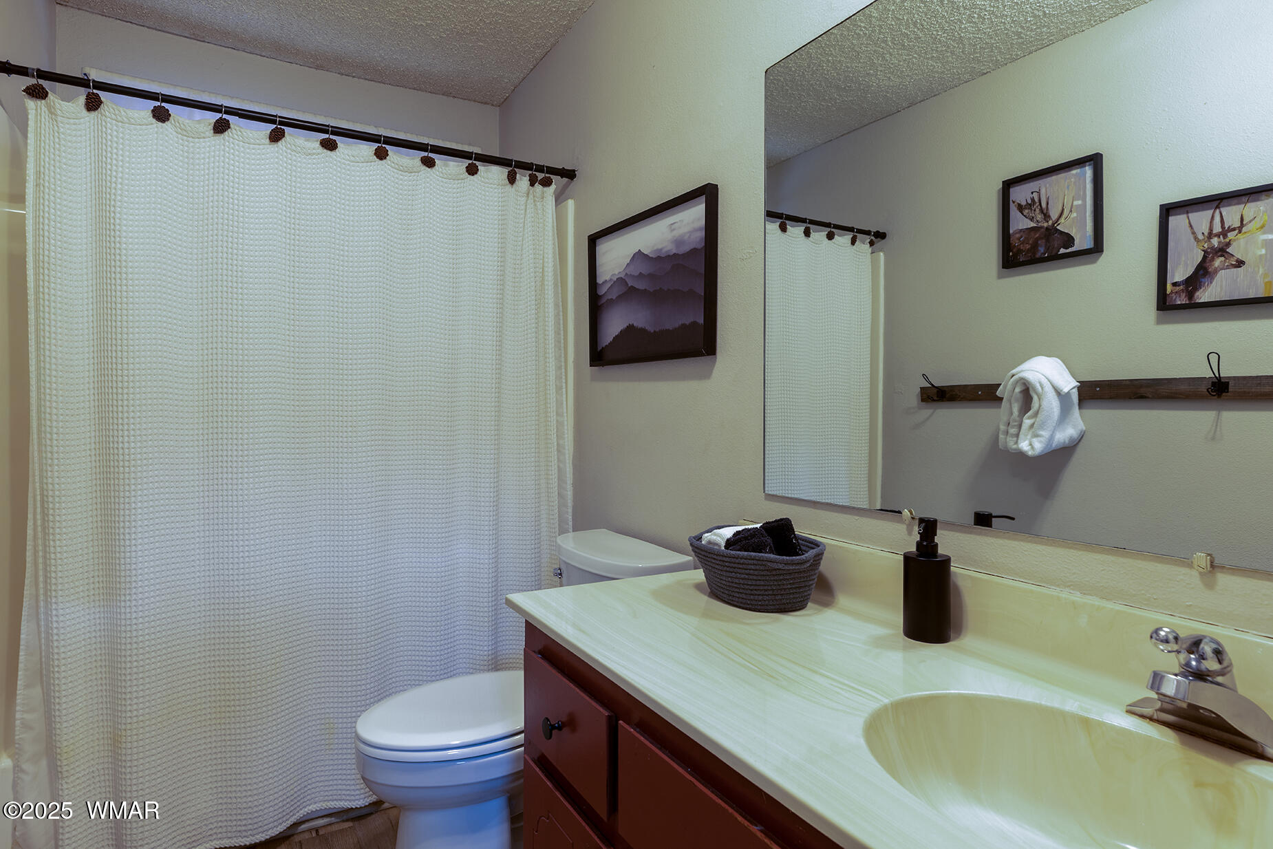 201 E Pinecrest Lane