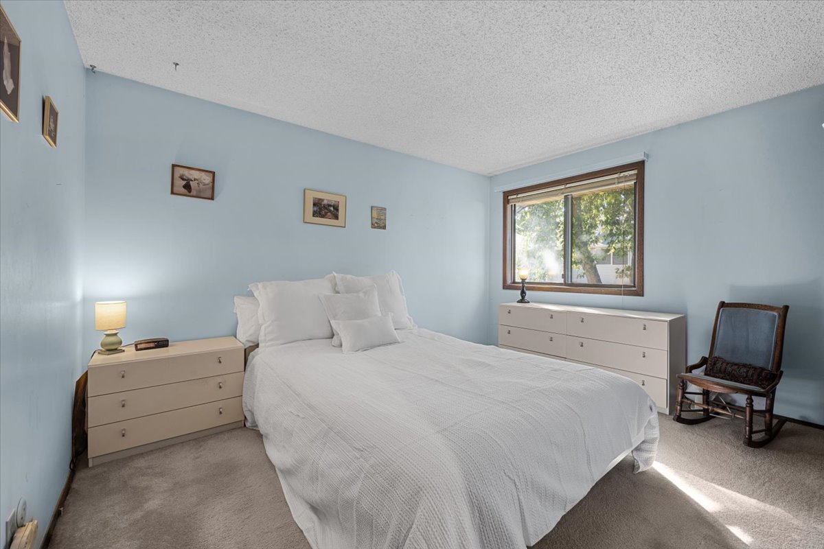 2505 Iris Lane