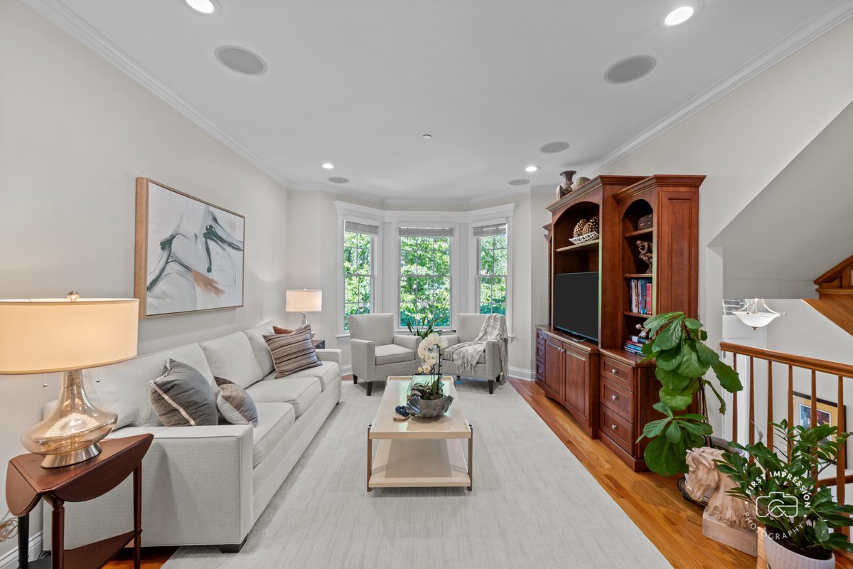 1127 Gilbert Avenue Unit: 1127