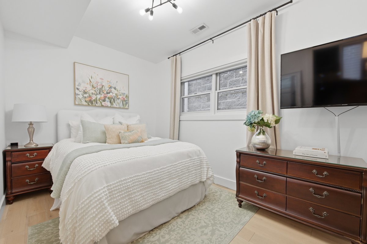 1333 N Bosworth Avenue Unit: 2