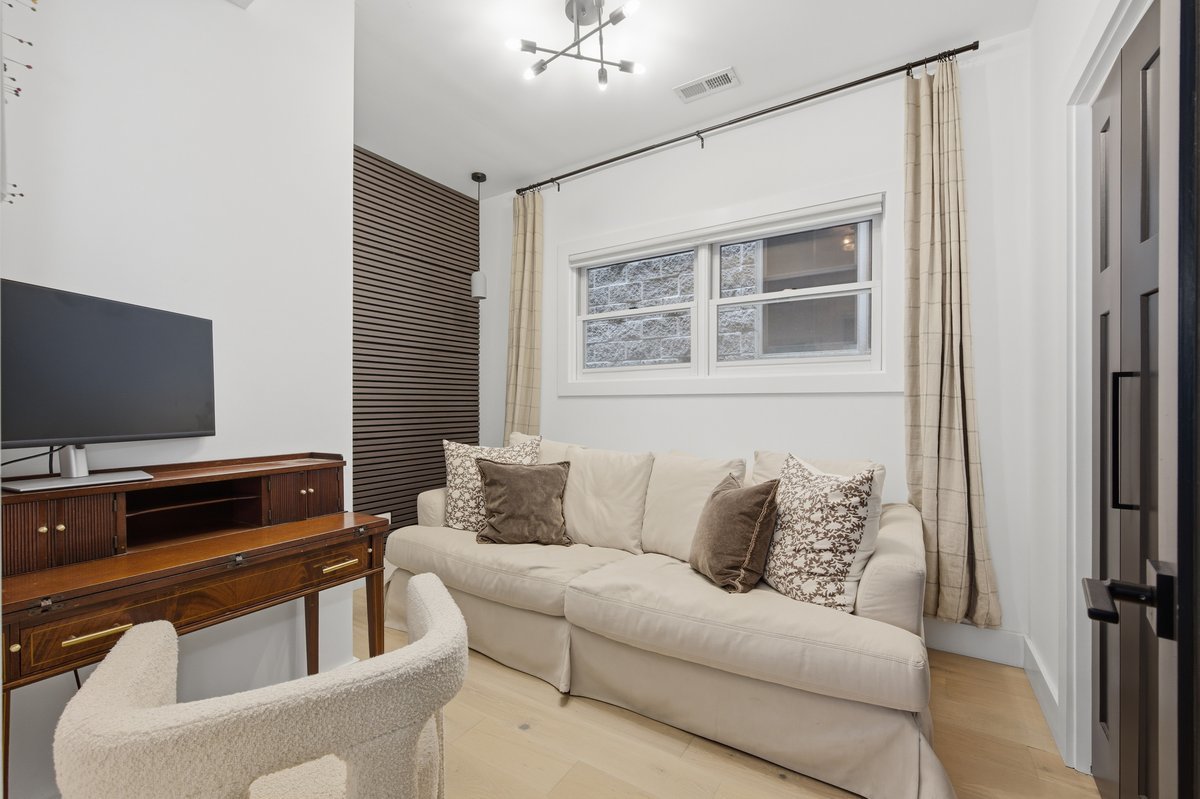 1333 N Bosworth Avenue Unit: 2