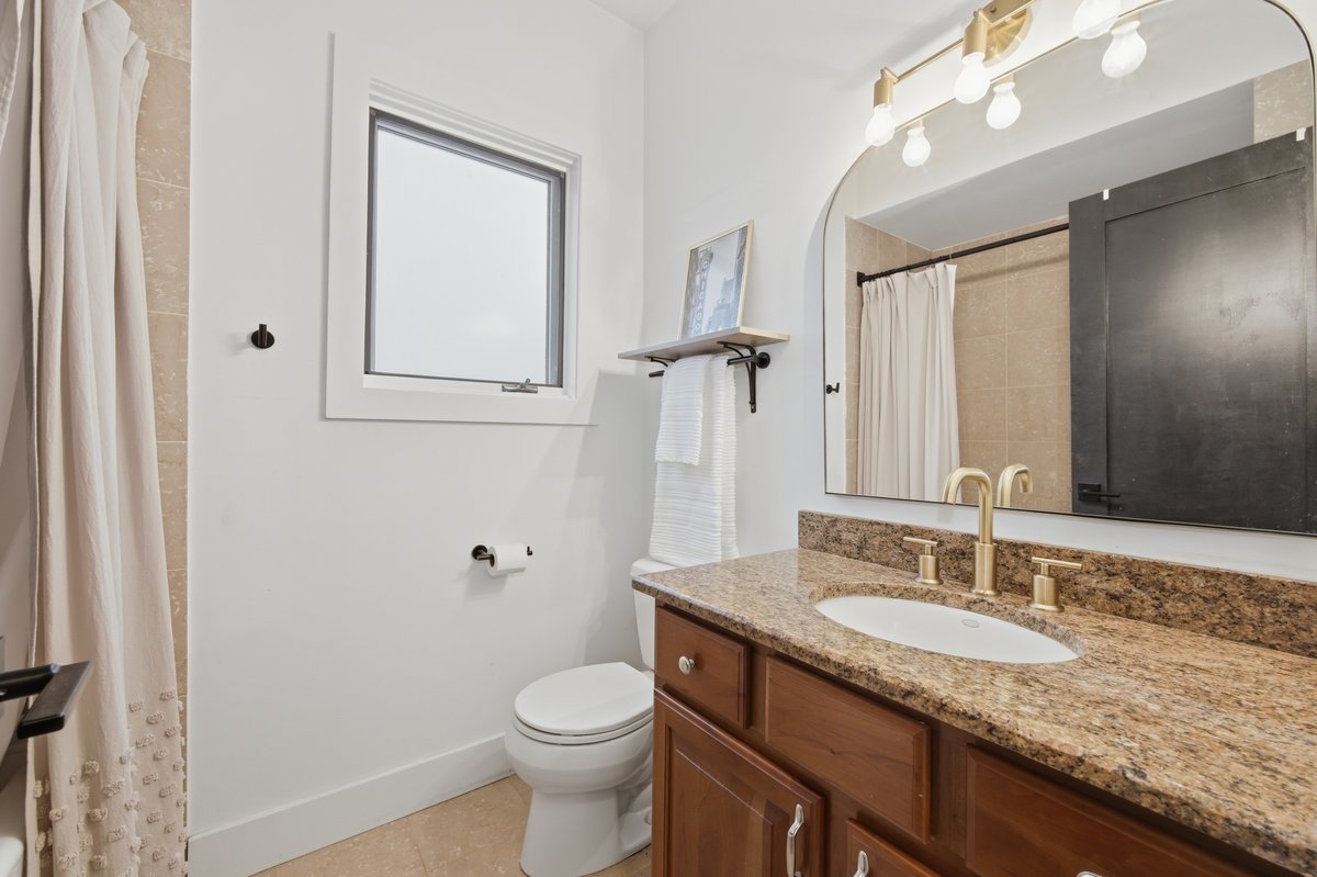 1333 N Bosworth Avenue Unit: 2