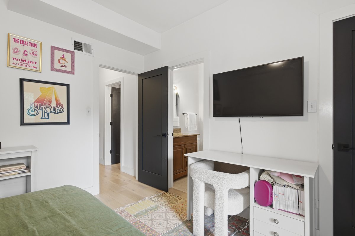 1333 N Bosworth Avenue Unit: 2