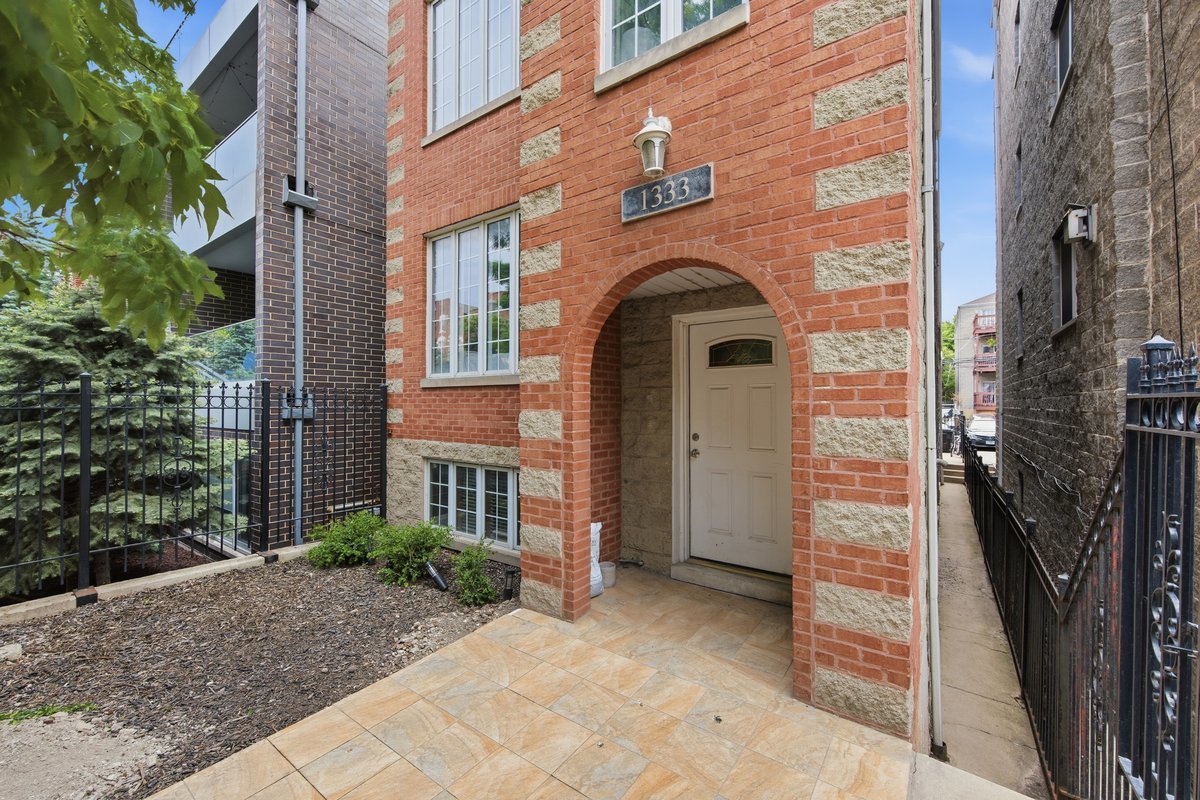 1333 N Bosworth Avenue Unit: 2
