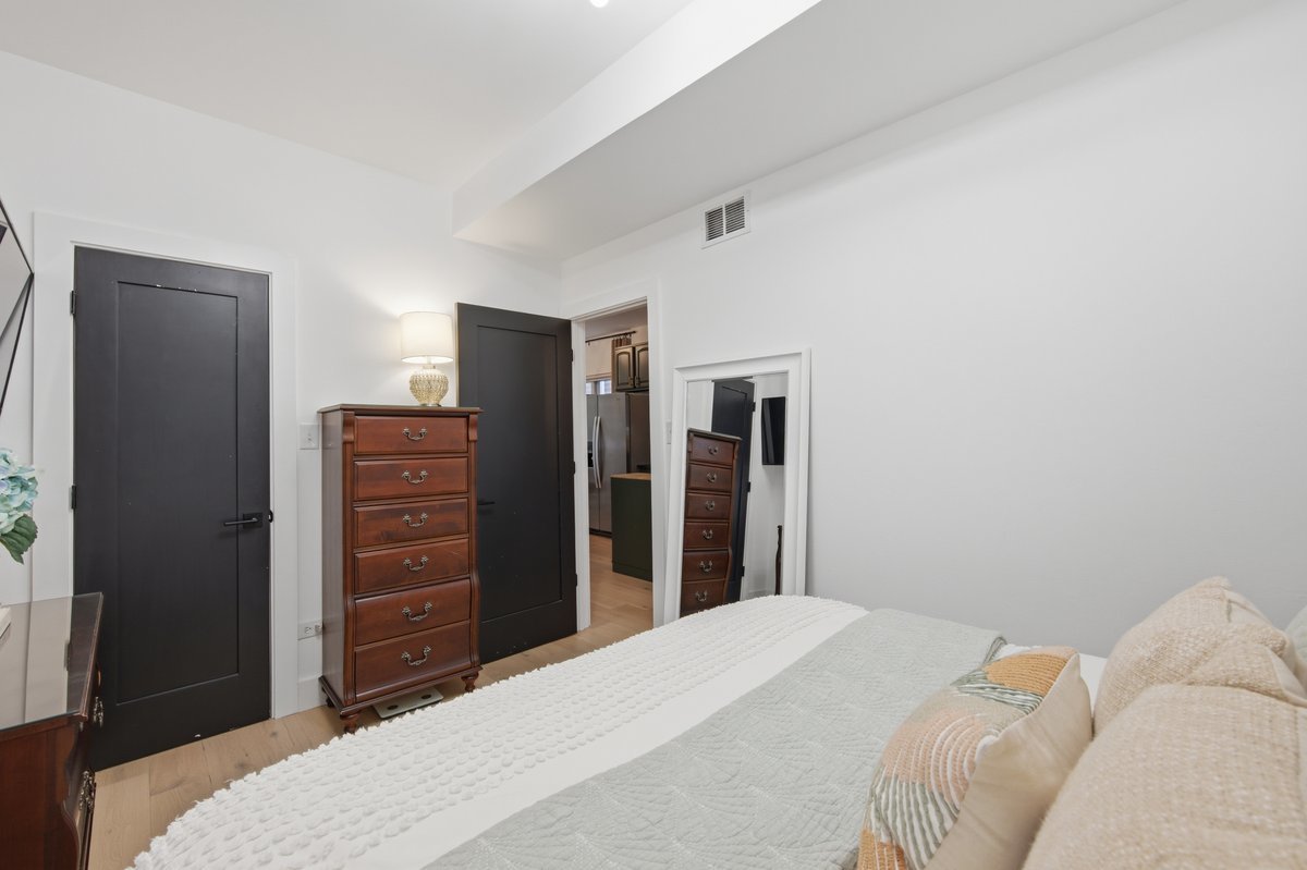 1333 N Bosworth Avenue Unit: 2