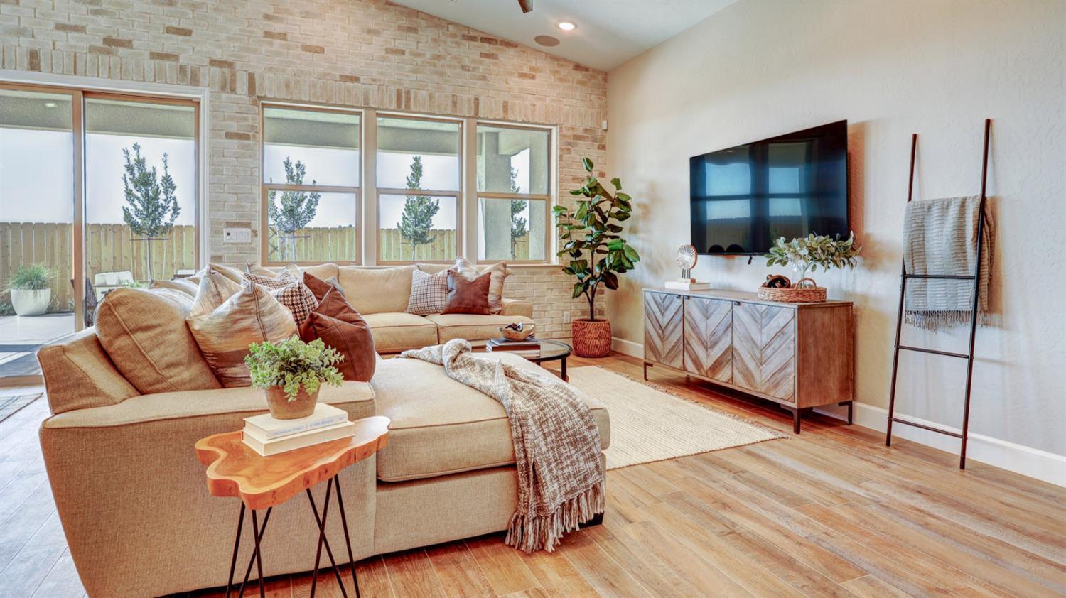 1124 Sophie Drive W