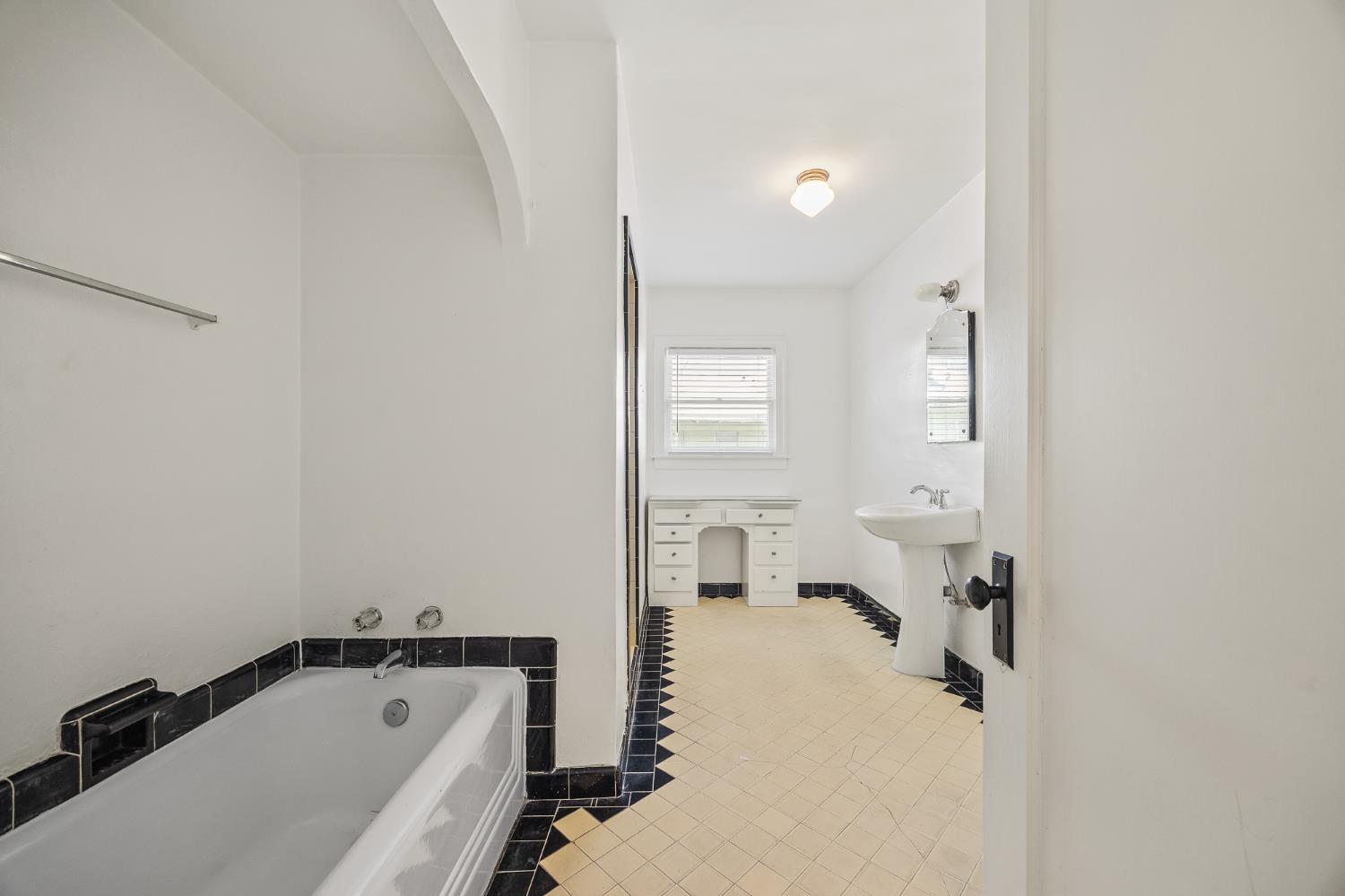 2126 N Van Ness Boulevard
