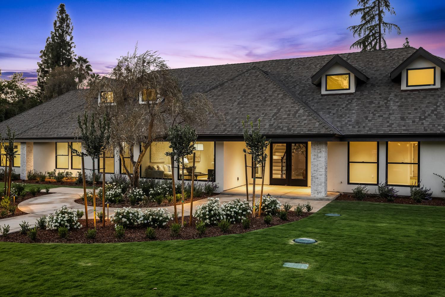 2246 W Palo Alto Avenue
