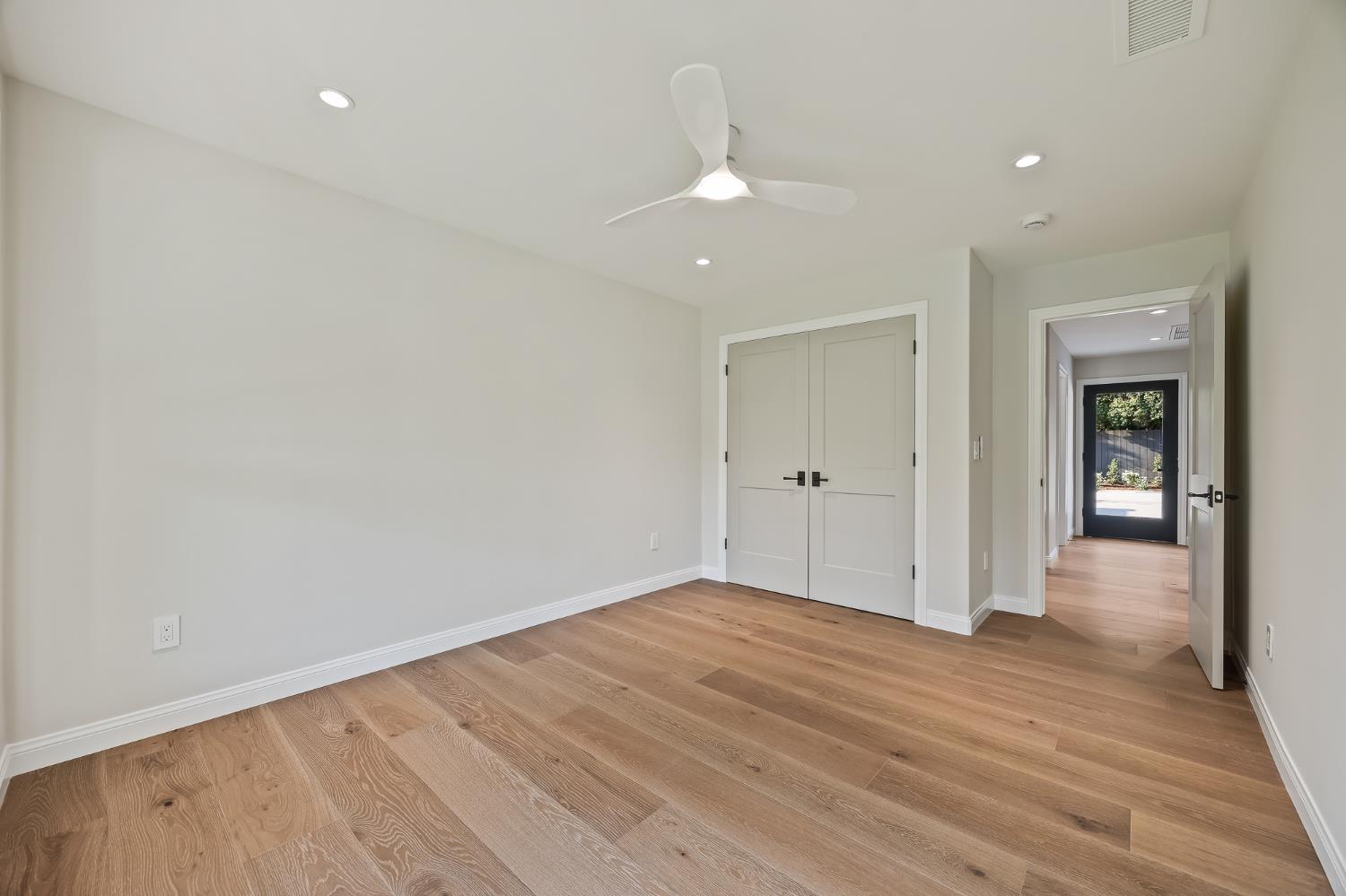 2246 W Palo Alto Avenue