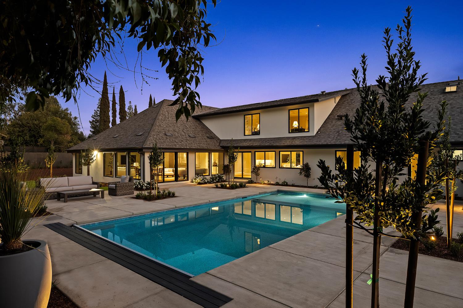 2246 W Palo Alto Avenue