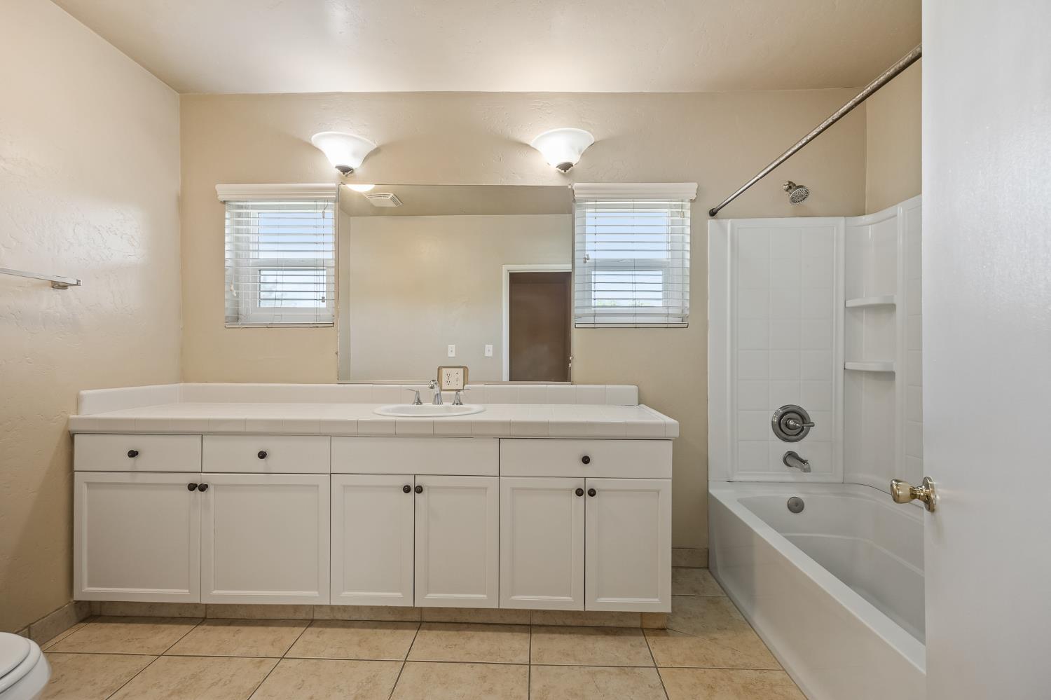 1105 E Bremer Avenue