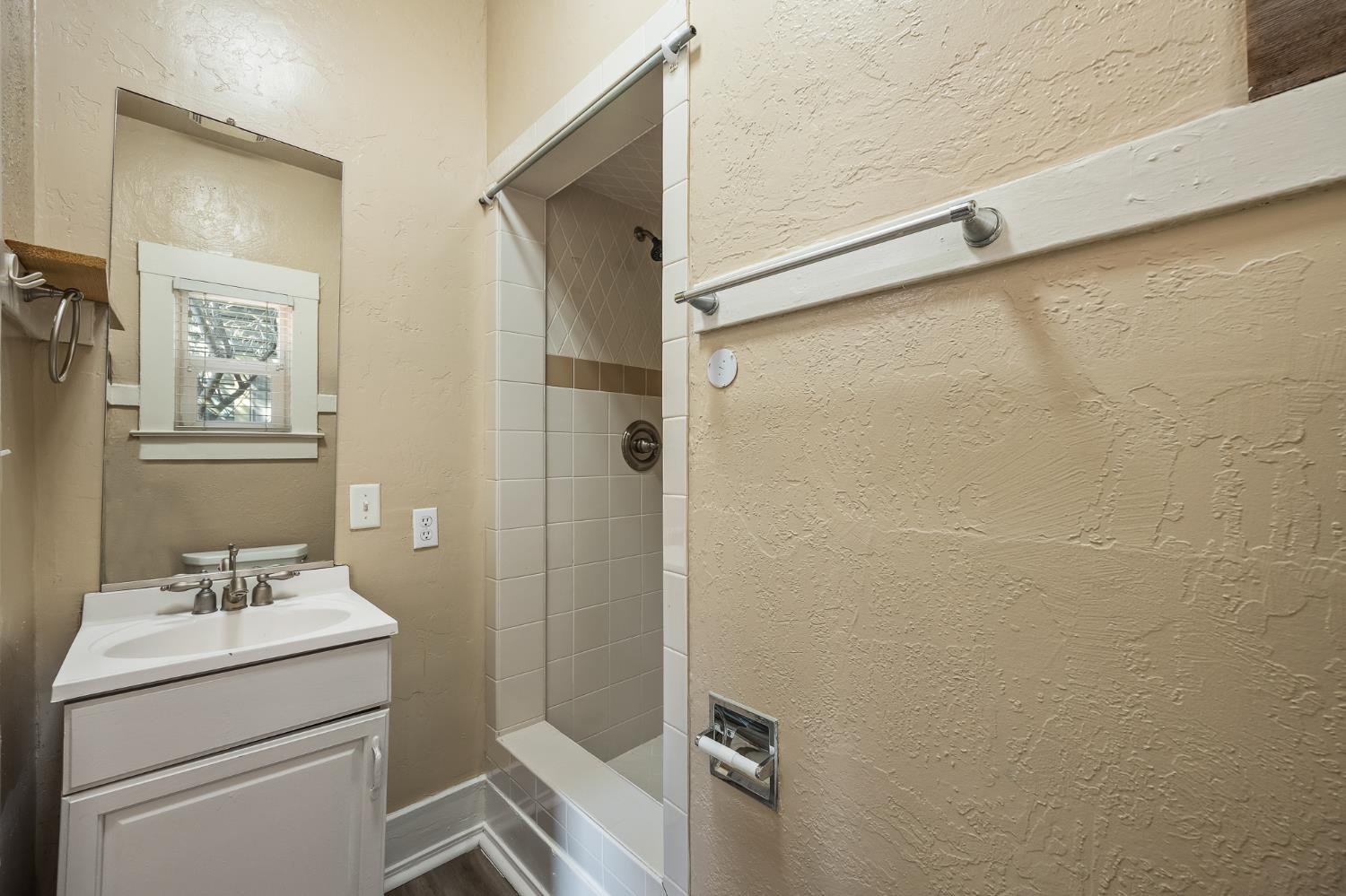 1105 E Bremer Avenue