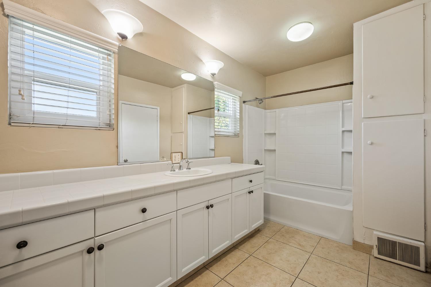 1105 E Bremer Avenue