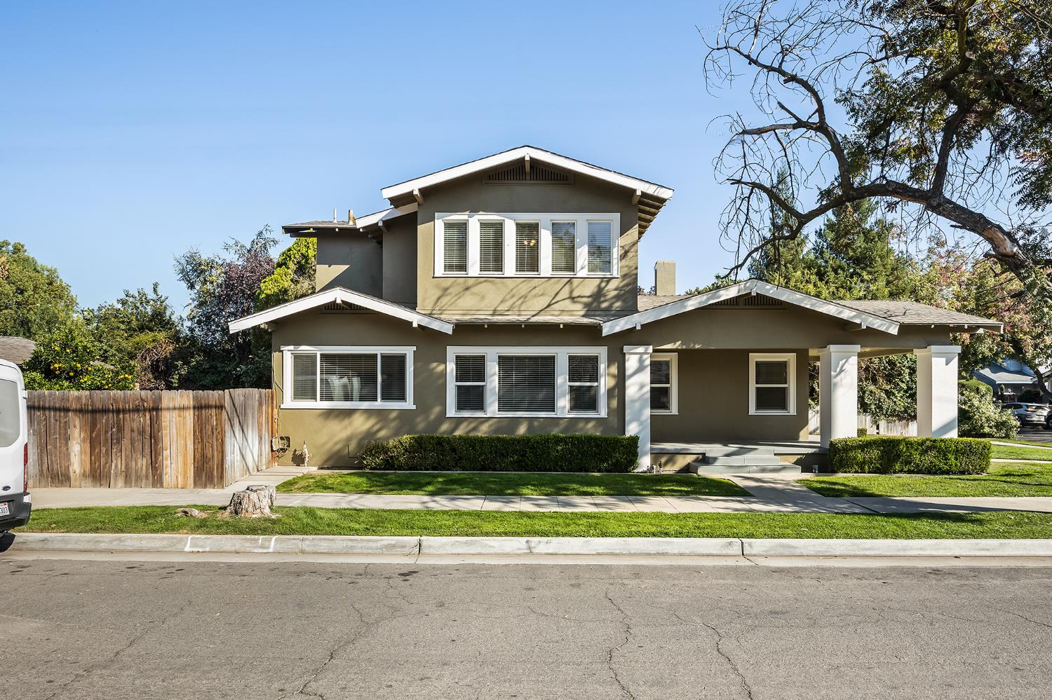 1105 E Bremer Avenue