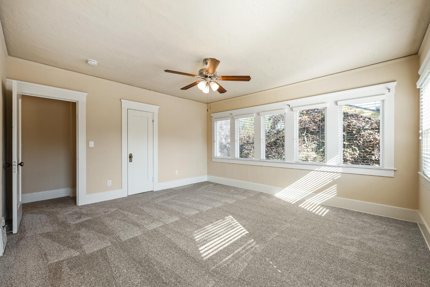 1105 E Bremer Avenue