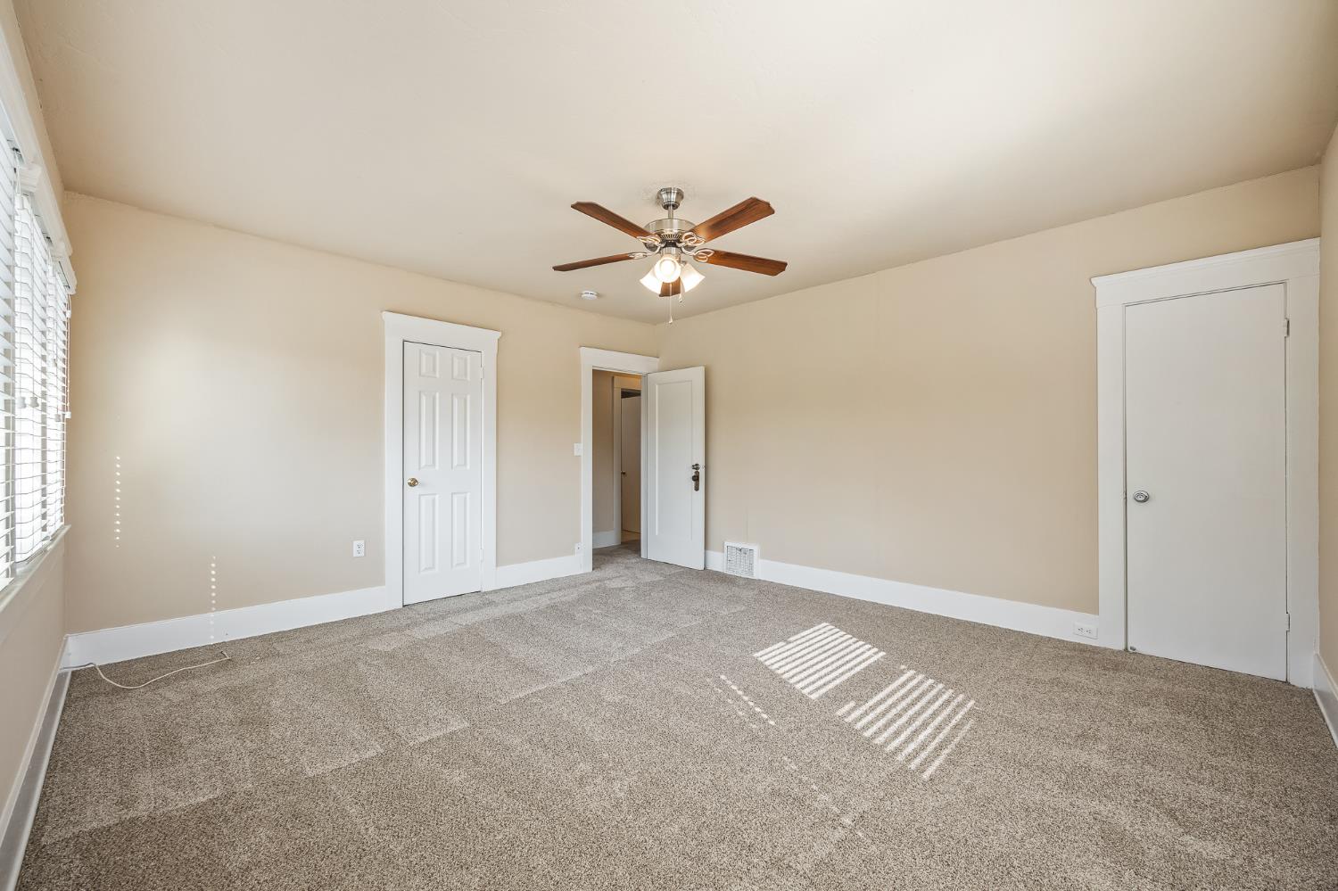 1105 E Bremer Avenue