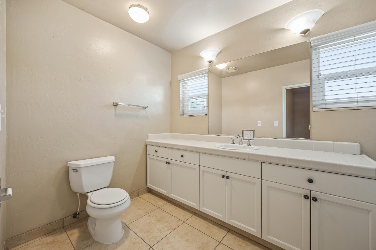 1105 E Bremer Avenue