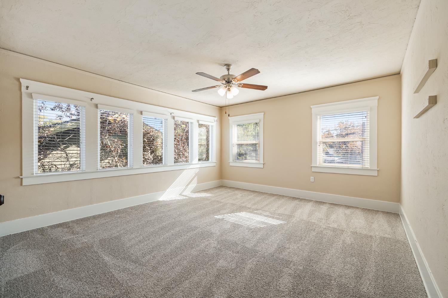 1105 E Bremer Avenue