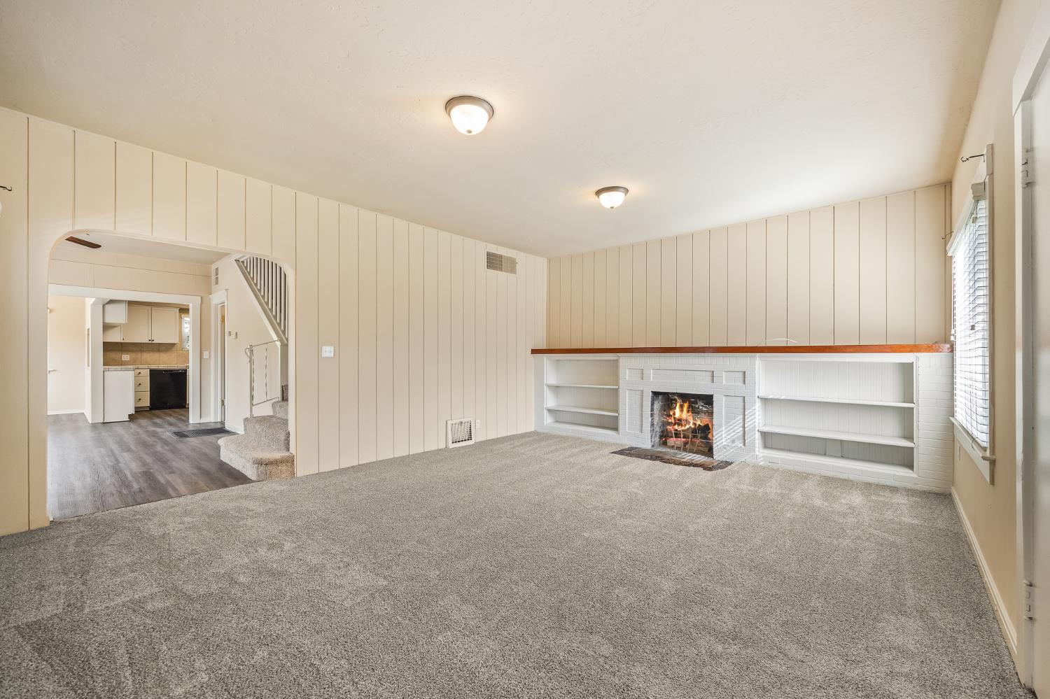 1105 E Bremer Avenue