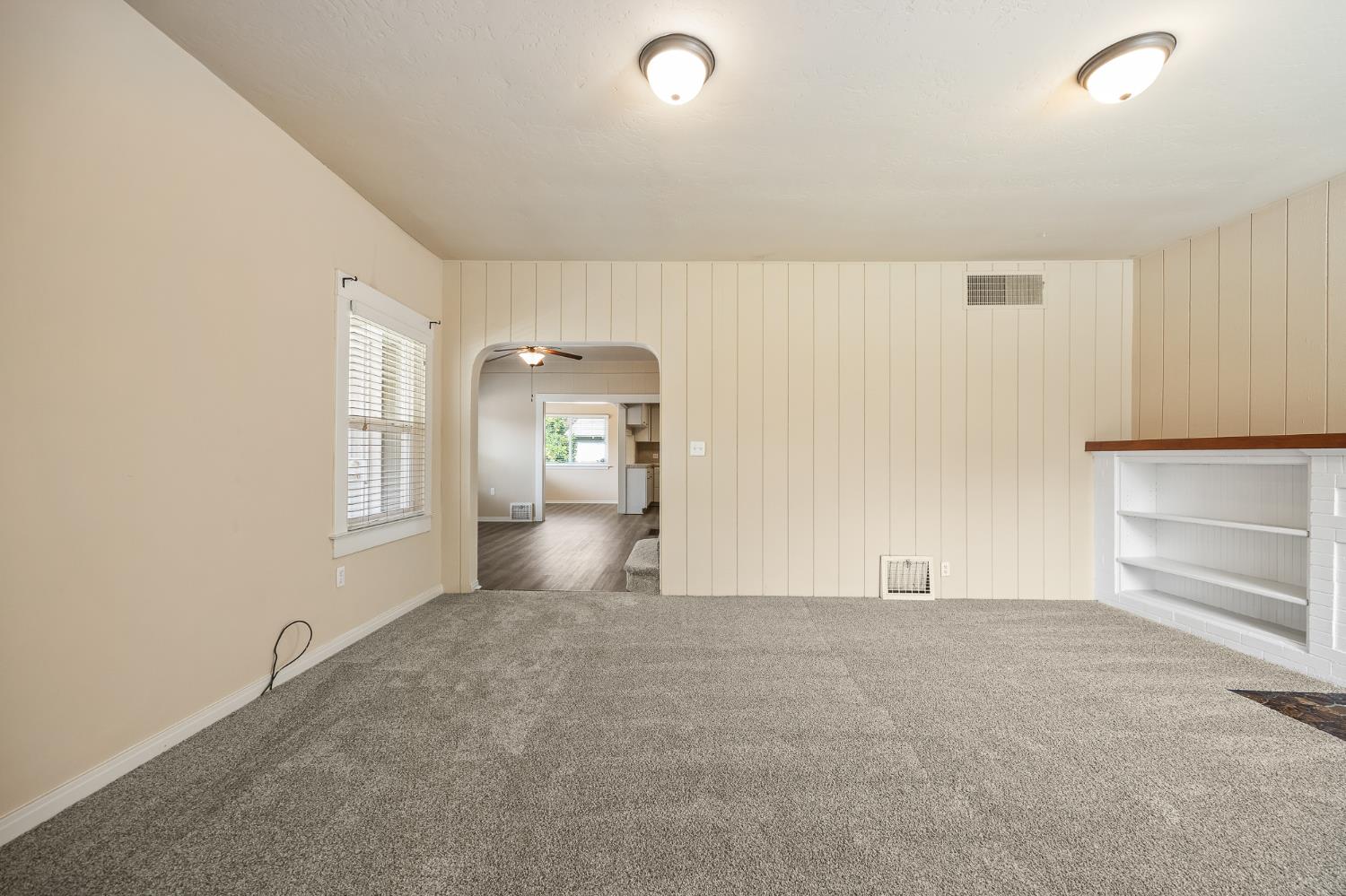 1105 E Bremer Avenue