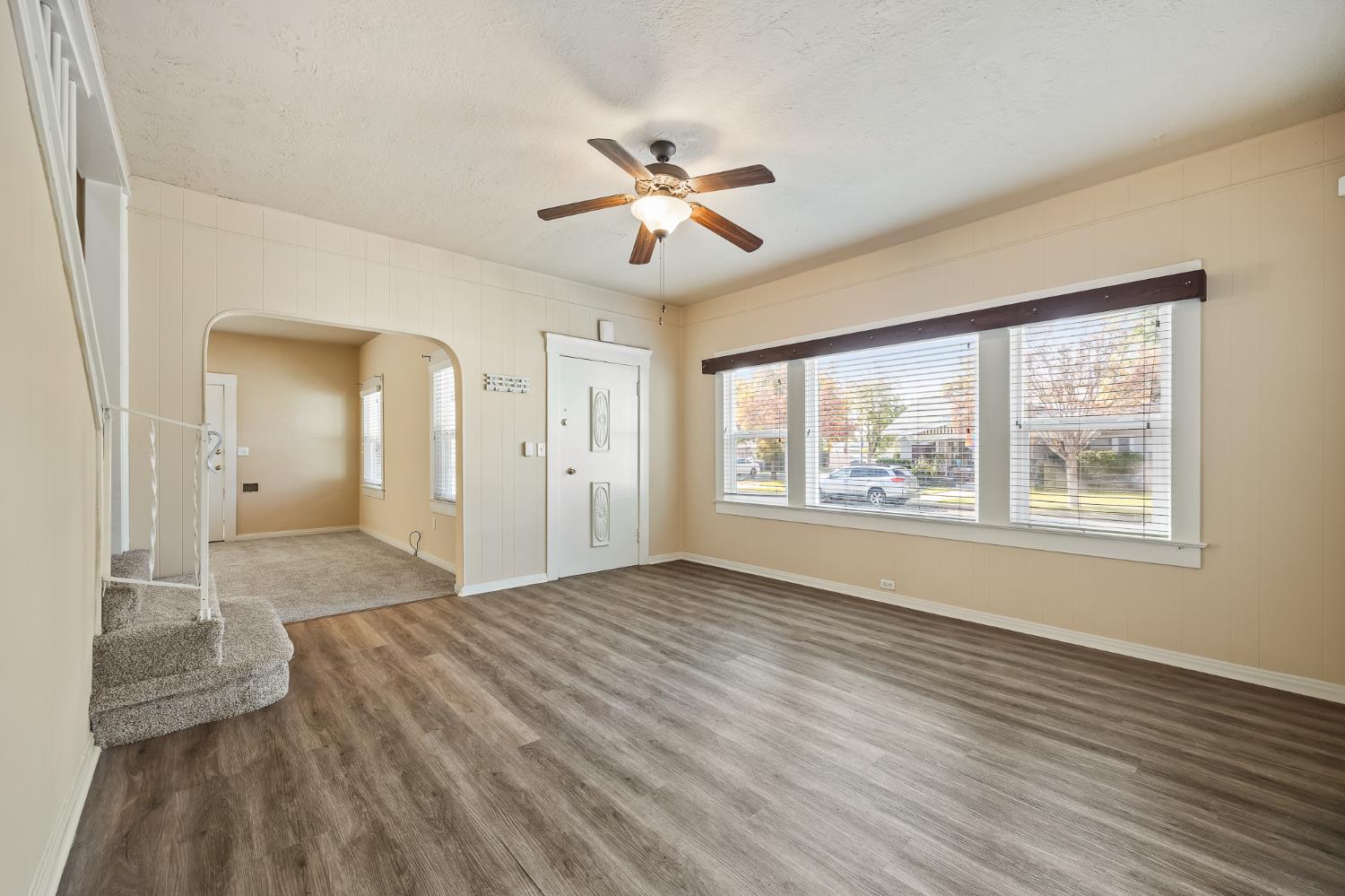 1105 E Bremer Avenue