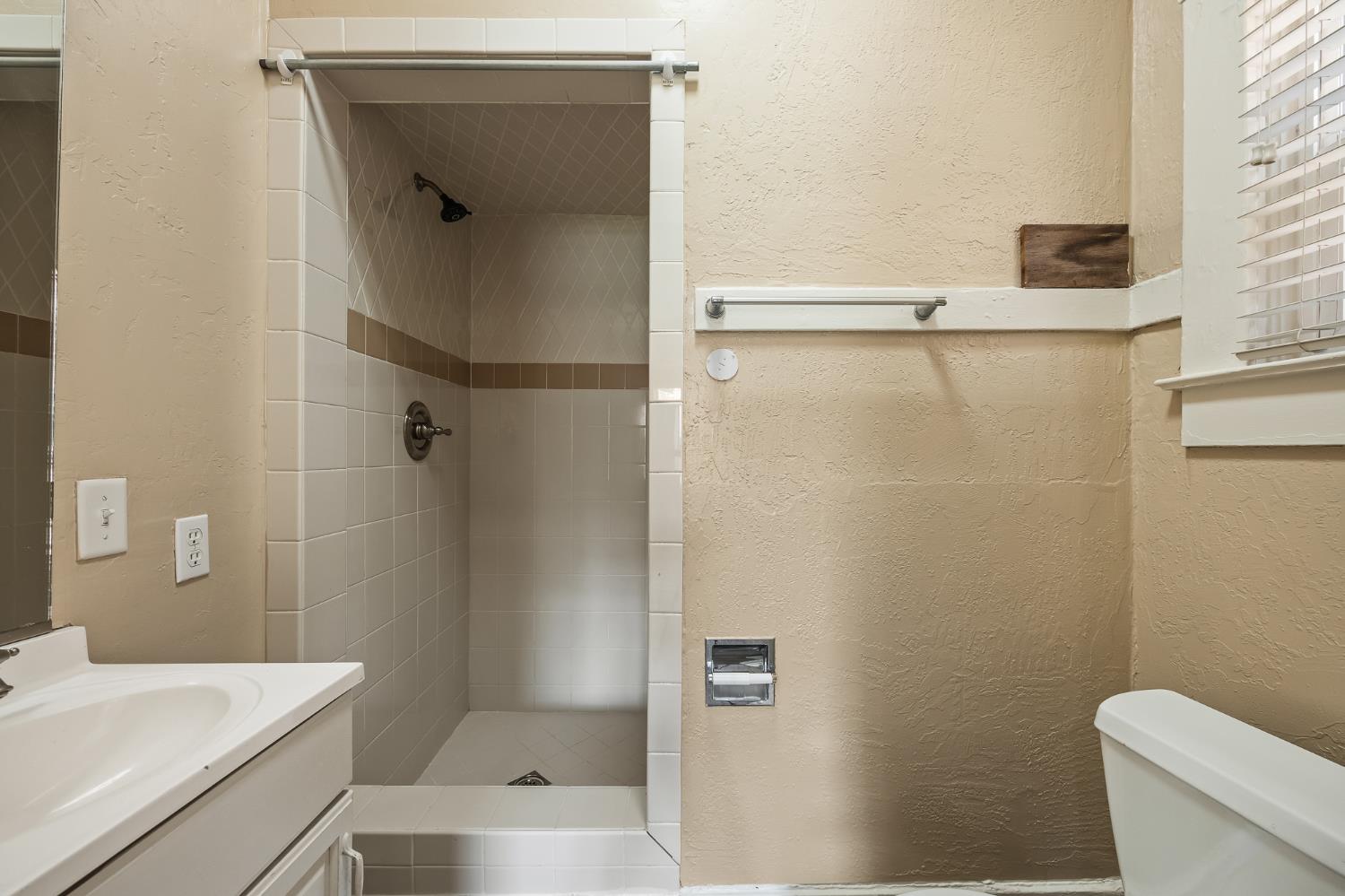 1105 E Bremer Avenue