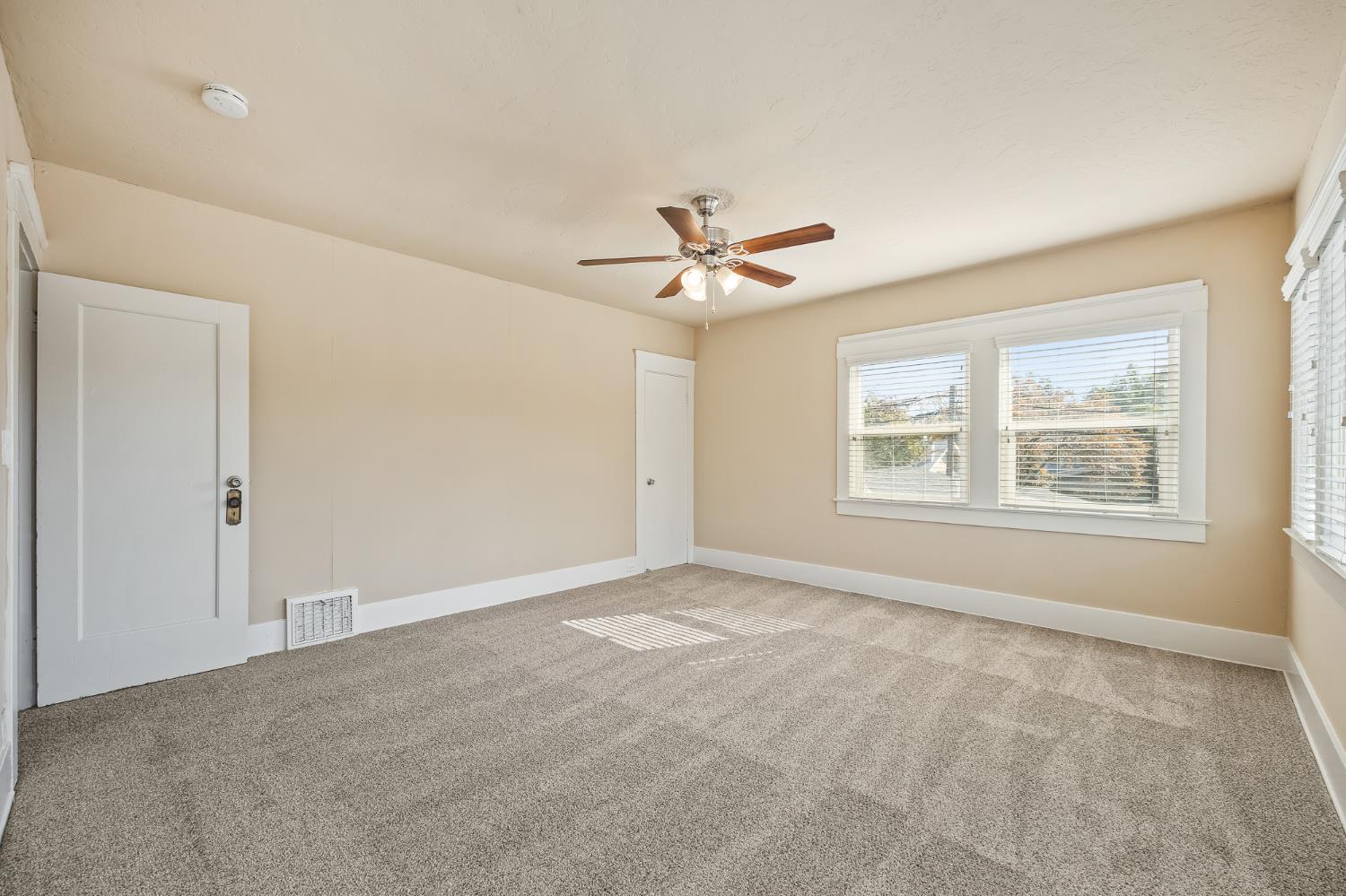 1105 E Bremer Avenue