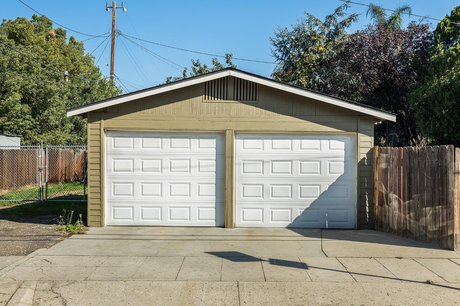 1105 E Bremer Avenue