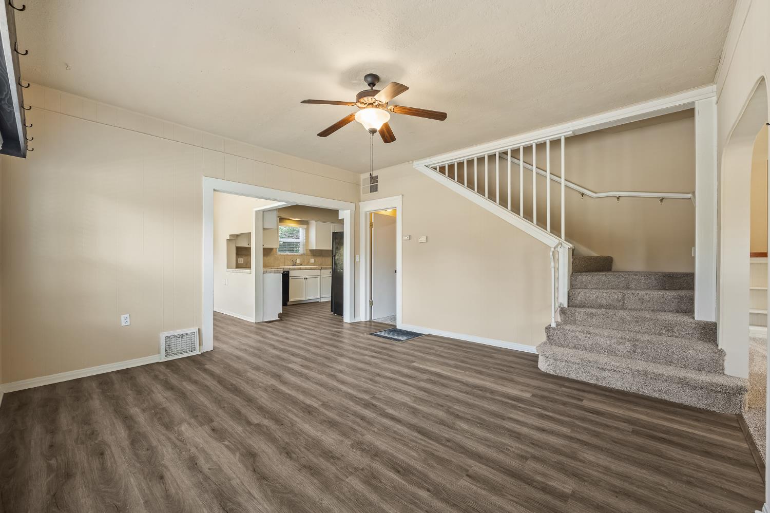 1105 E Bremer Avenue