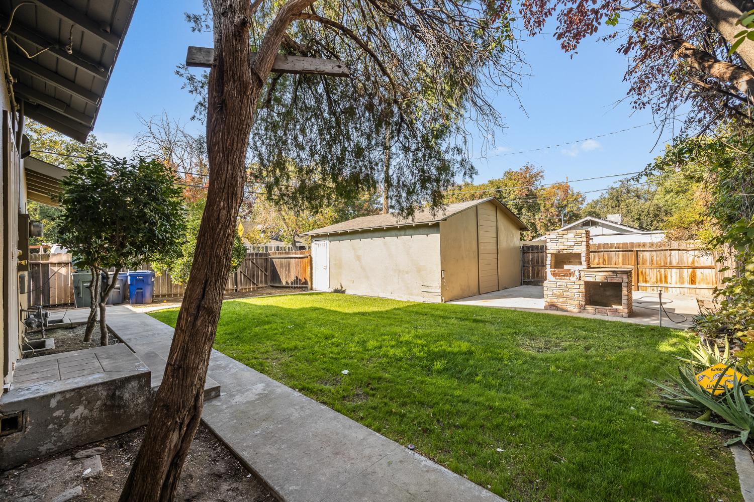 1105 E Bremer Avenue