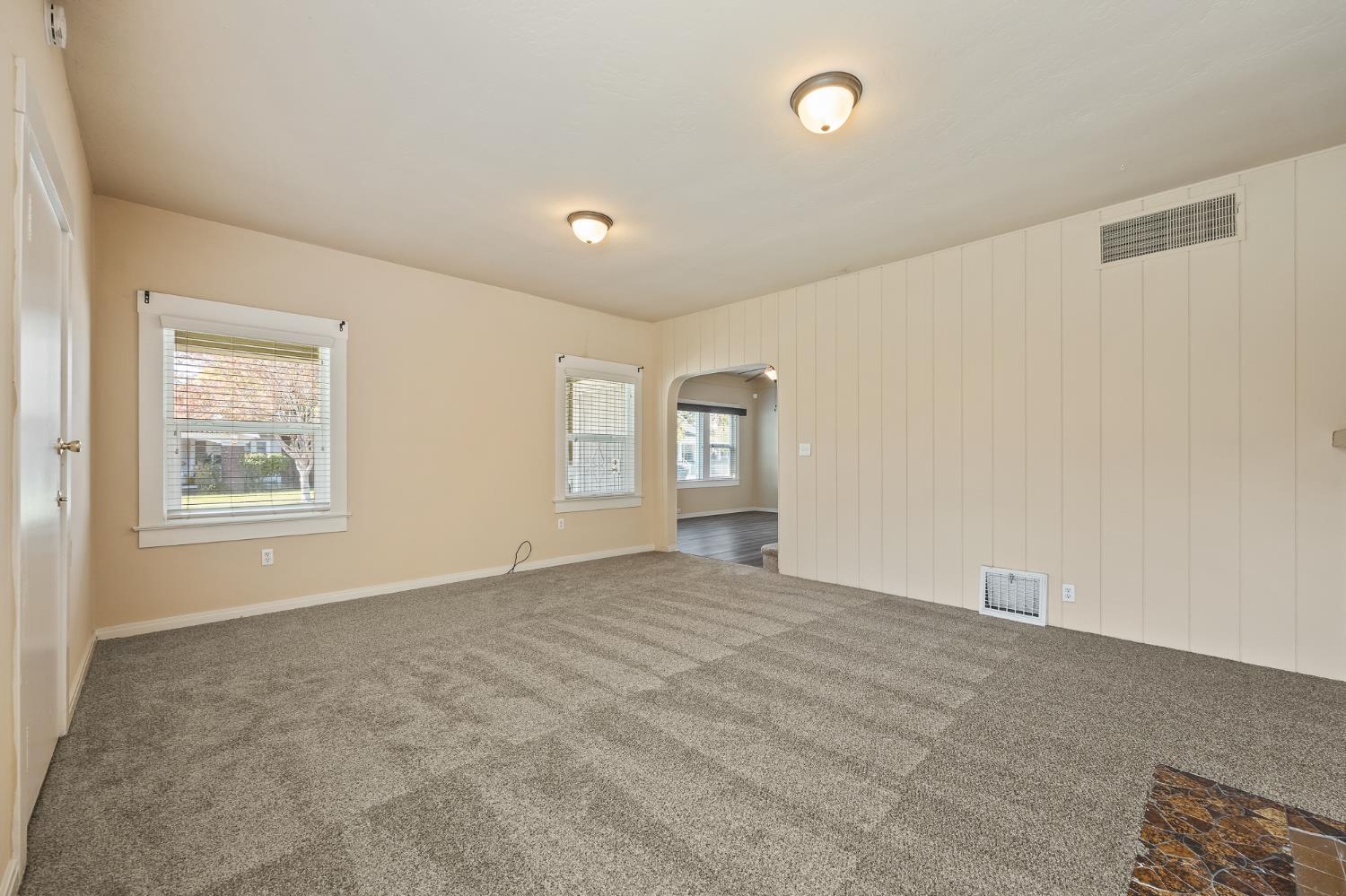 1105 E Bremer Avenue