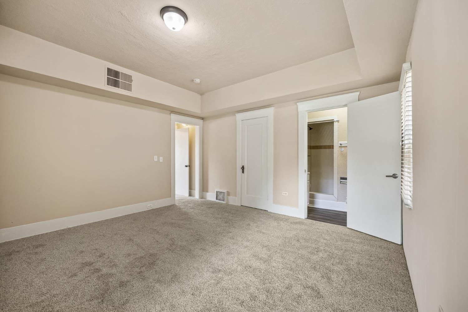 1105 E Bremer Avenue