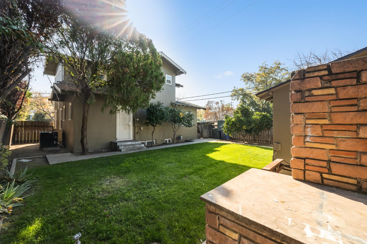 1105 E Bremer Avenue