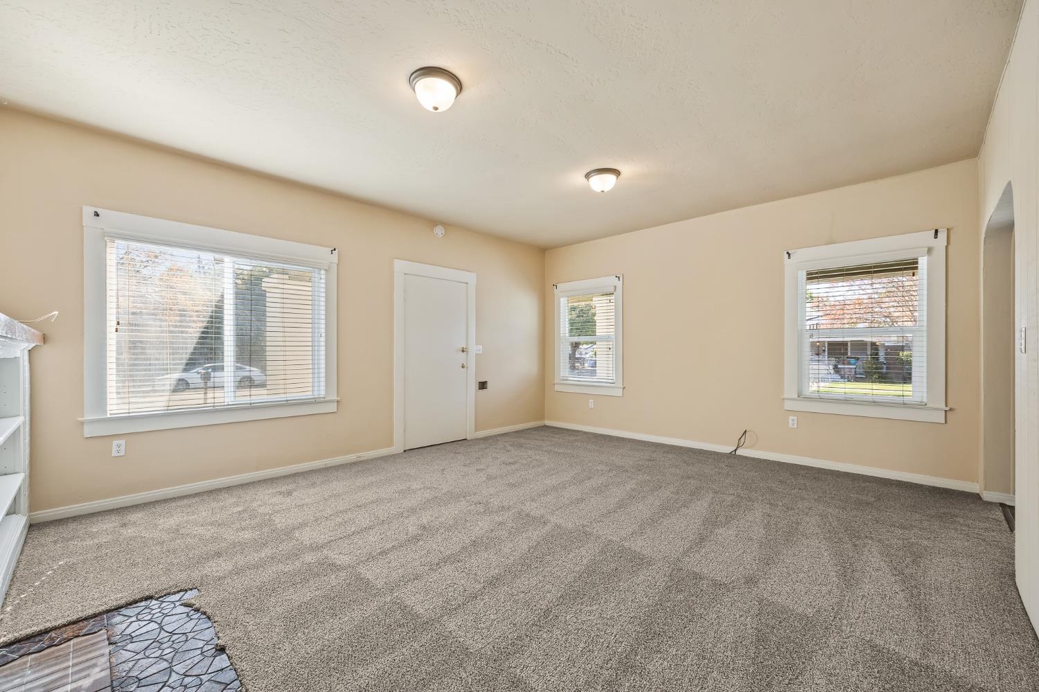 1105 E Bremer Avenue