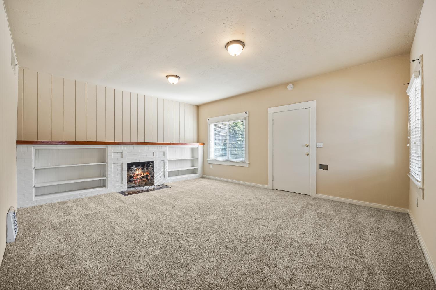 1105 E Bremer Avenue