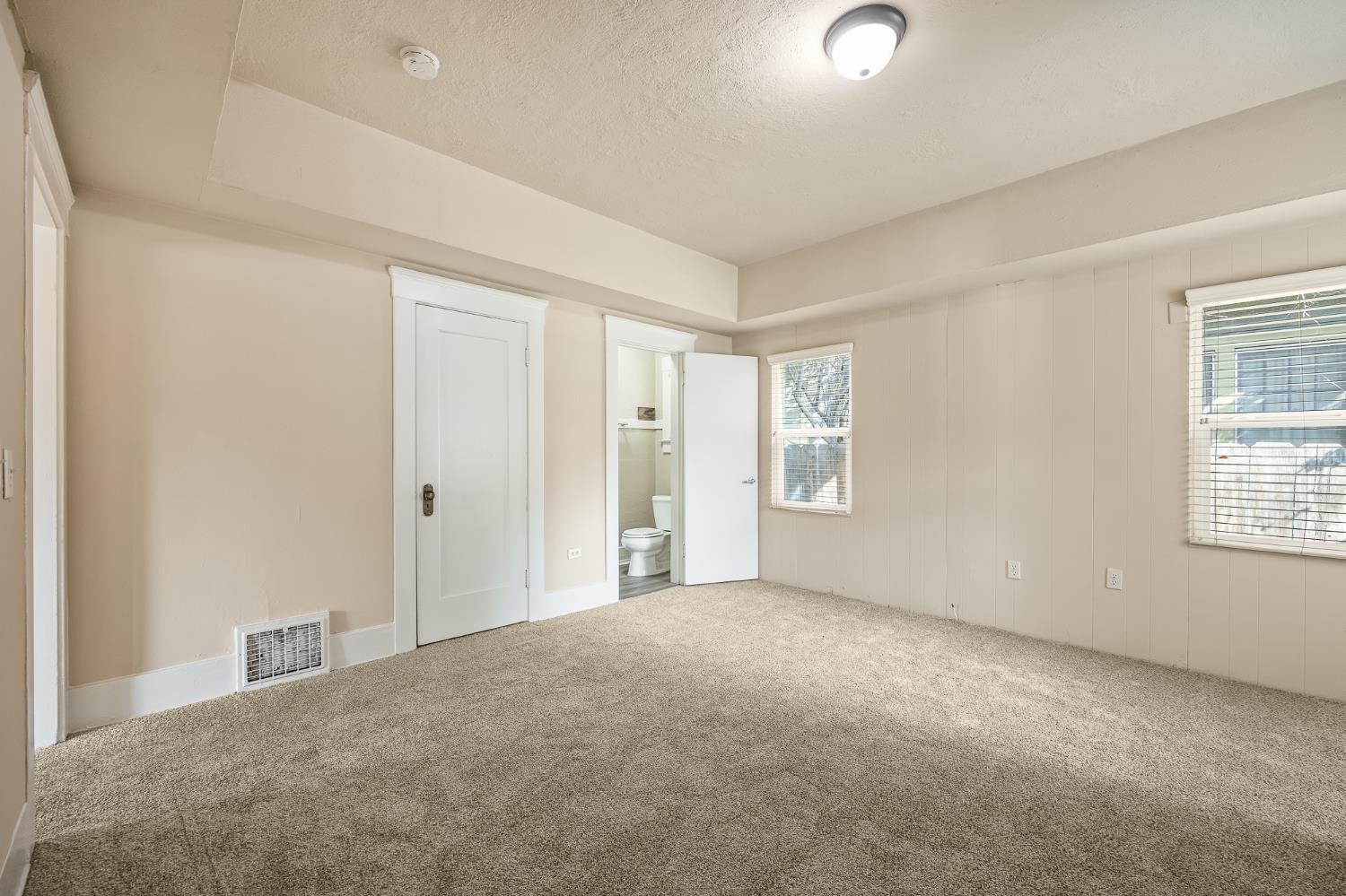 1105 E Bremer Avenue