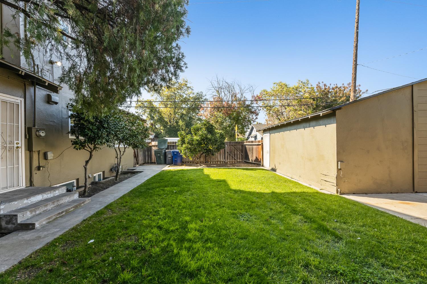 1105 E Bremer Avenue