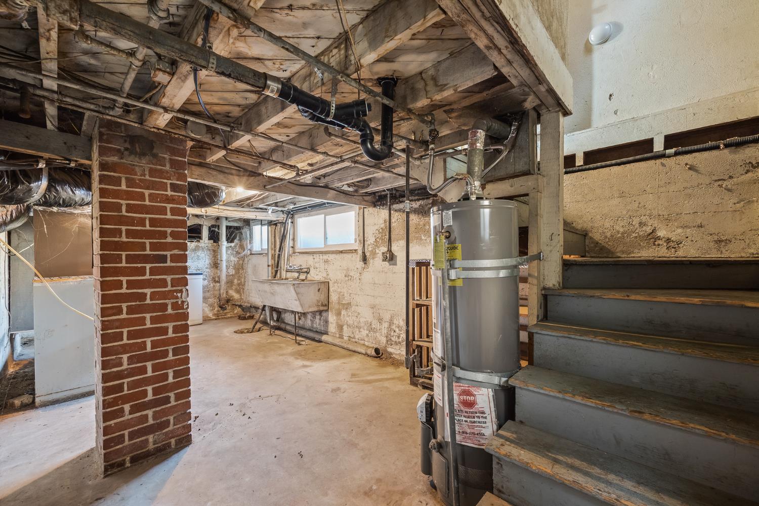 1105 E Bremer Avenue