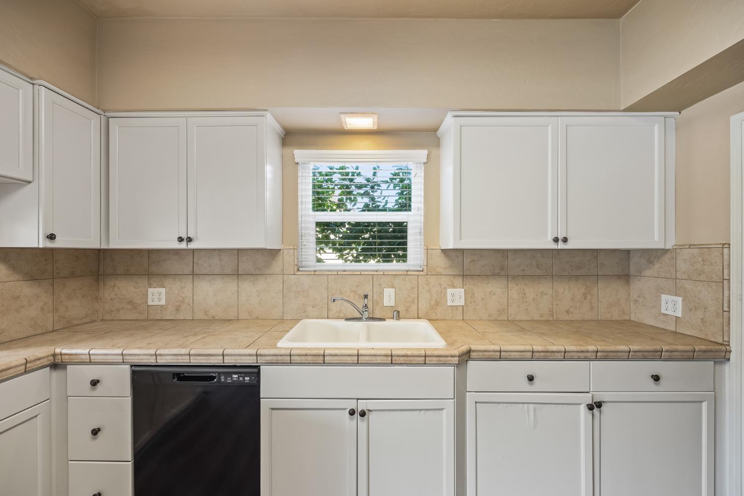 1105 E Bremer Avenue