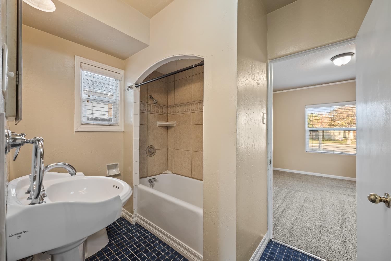 1371 N Roosevelt Avenue