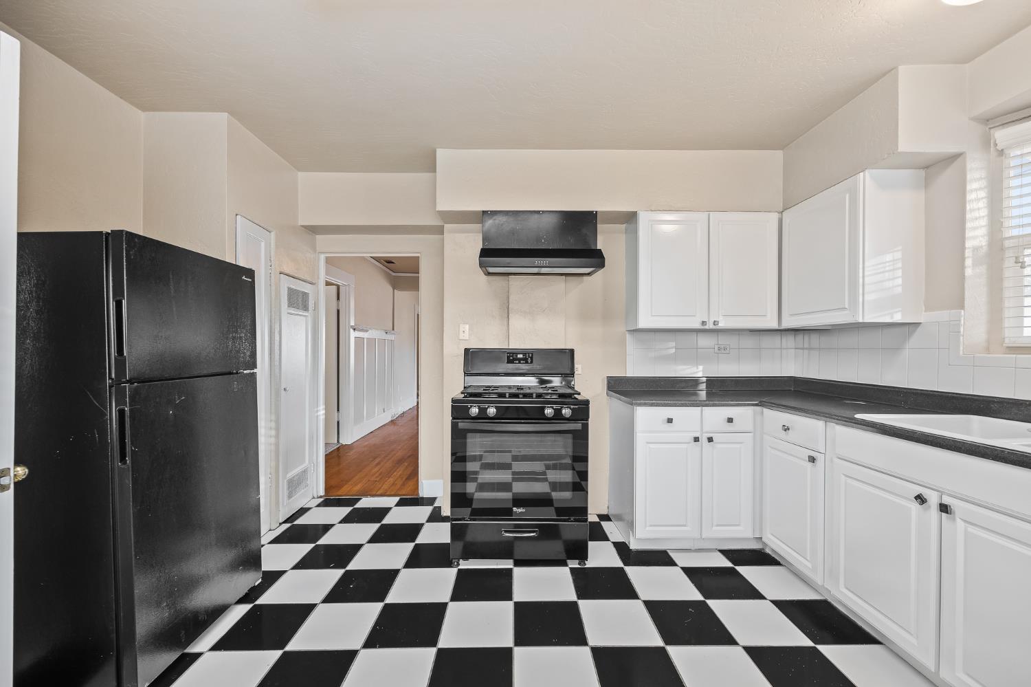 1371 N Roosevelt Avenue