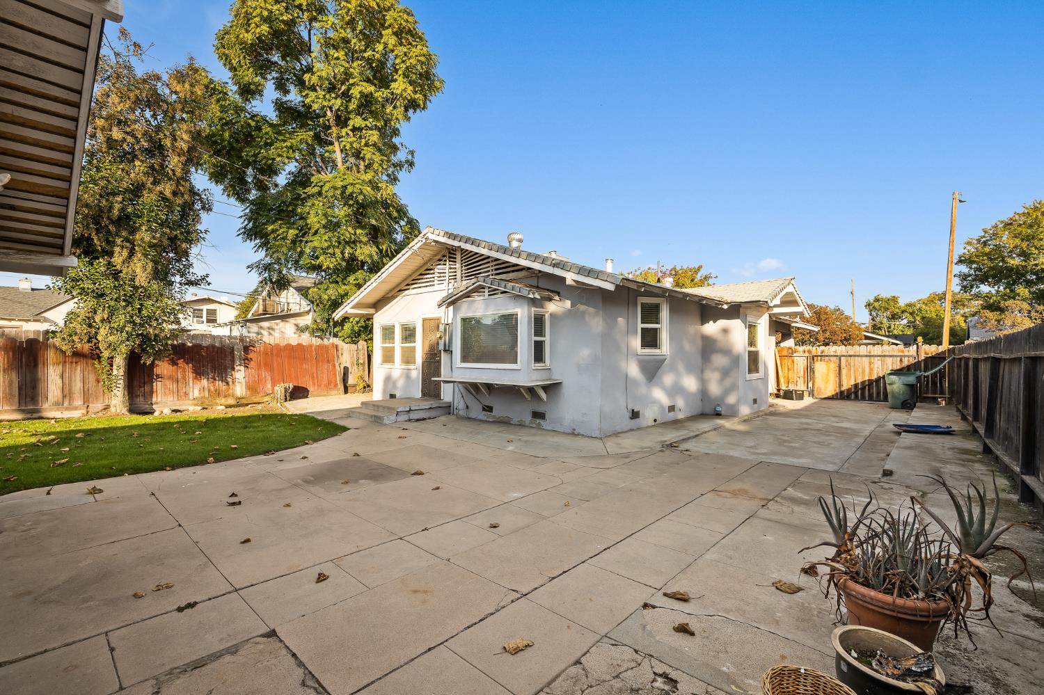 1371 N Roosevelt Avenue