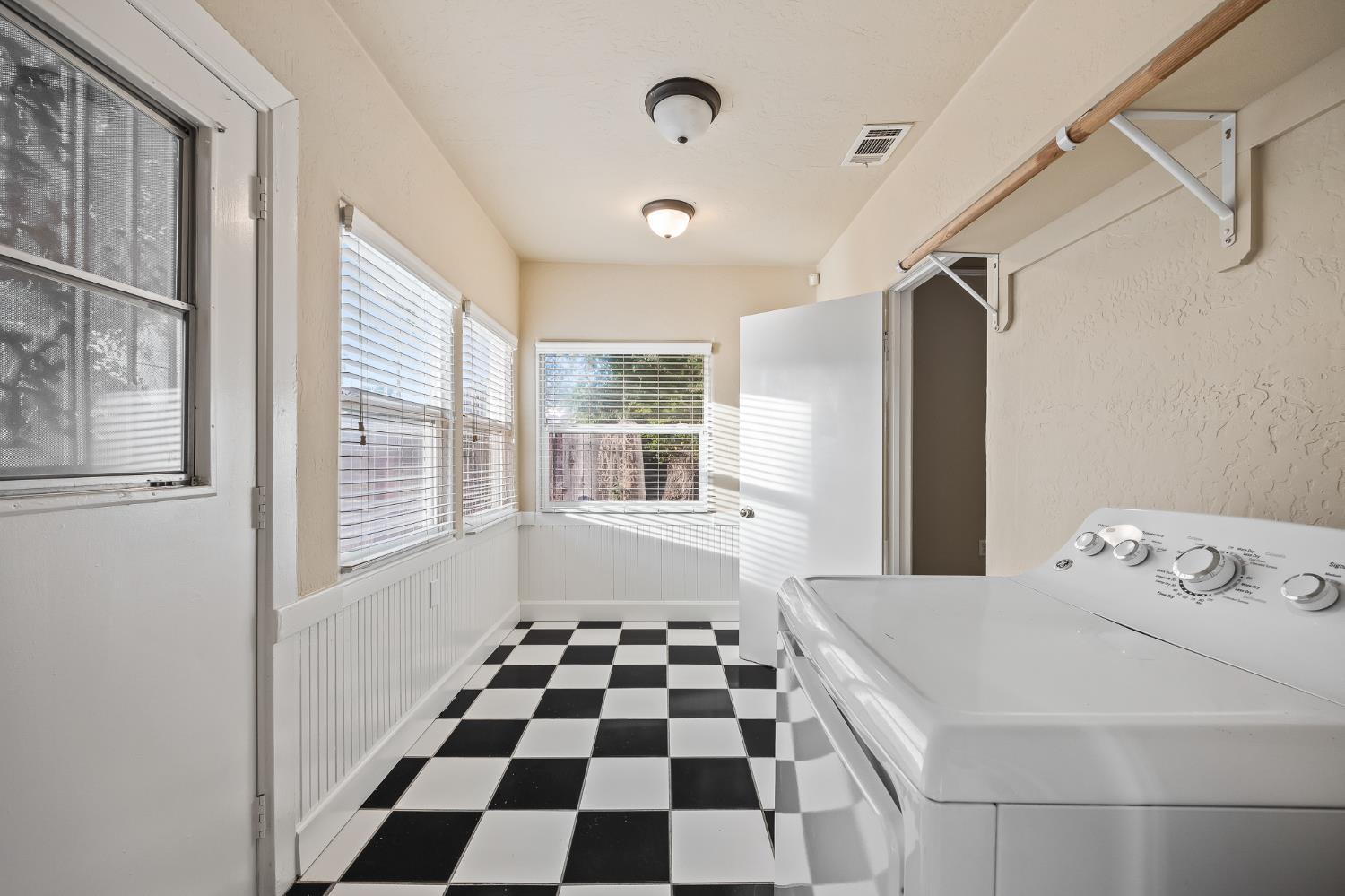 1371 N Roosevelt Avenue