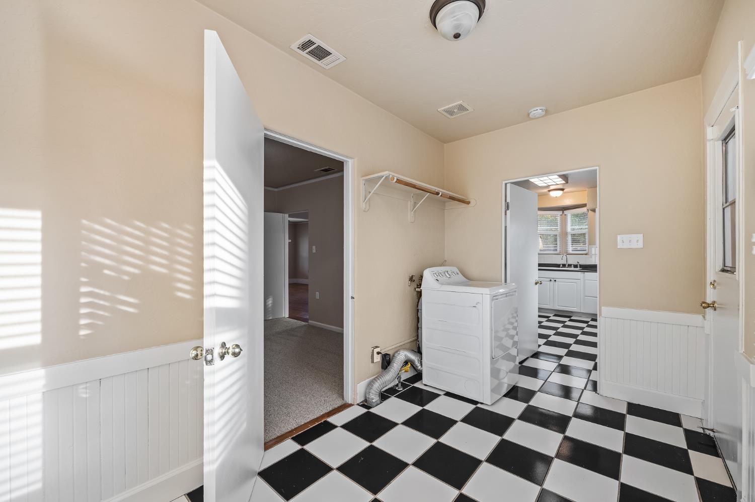 1371 N Roosevelt Avenue