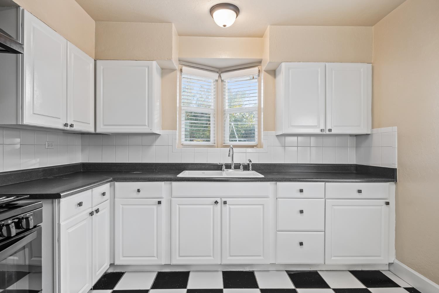 1371 N Roosevelt Avenue