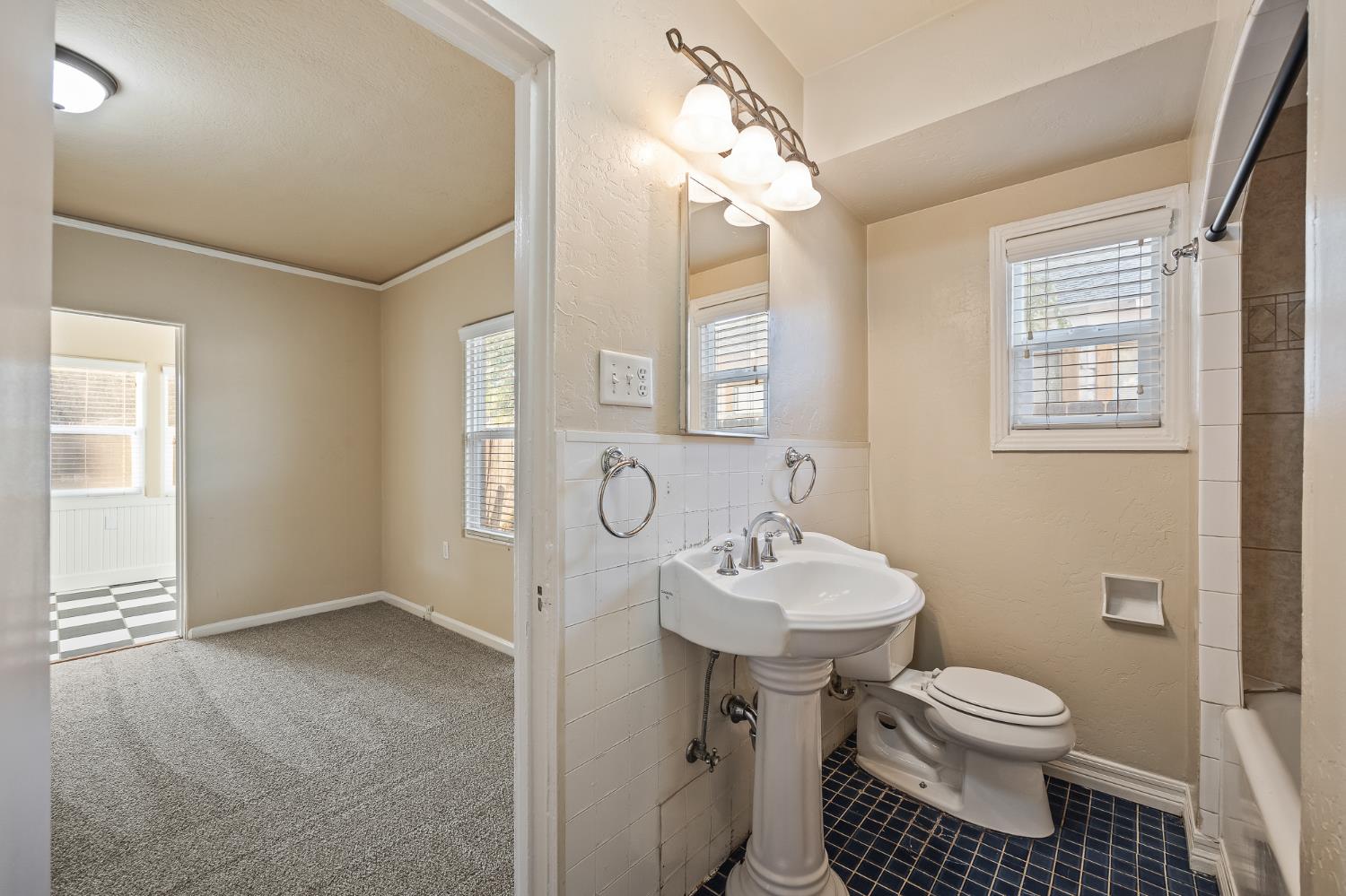 1371 N Roosevelt Avenue