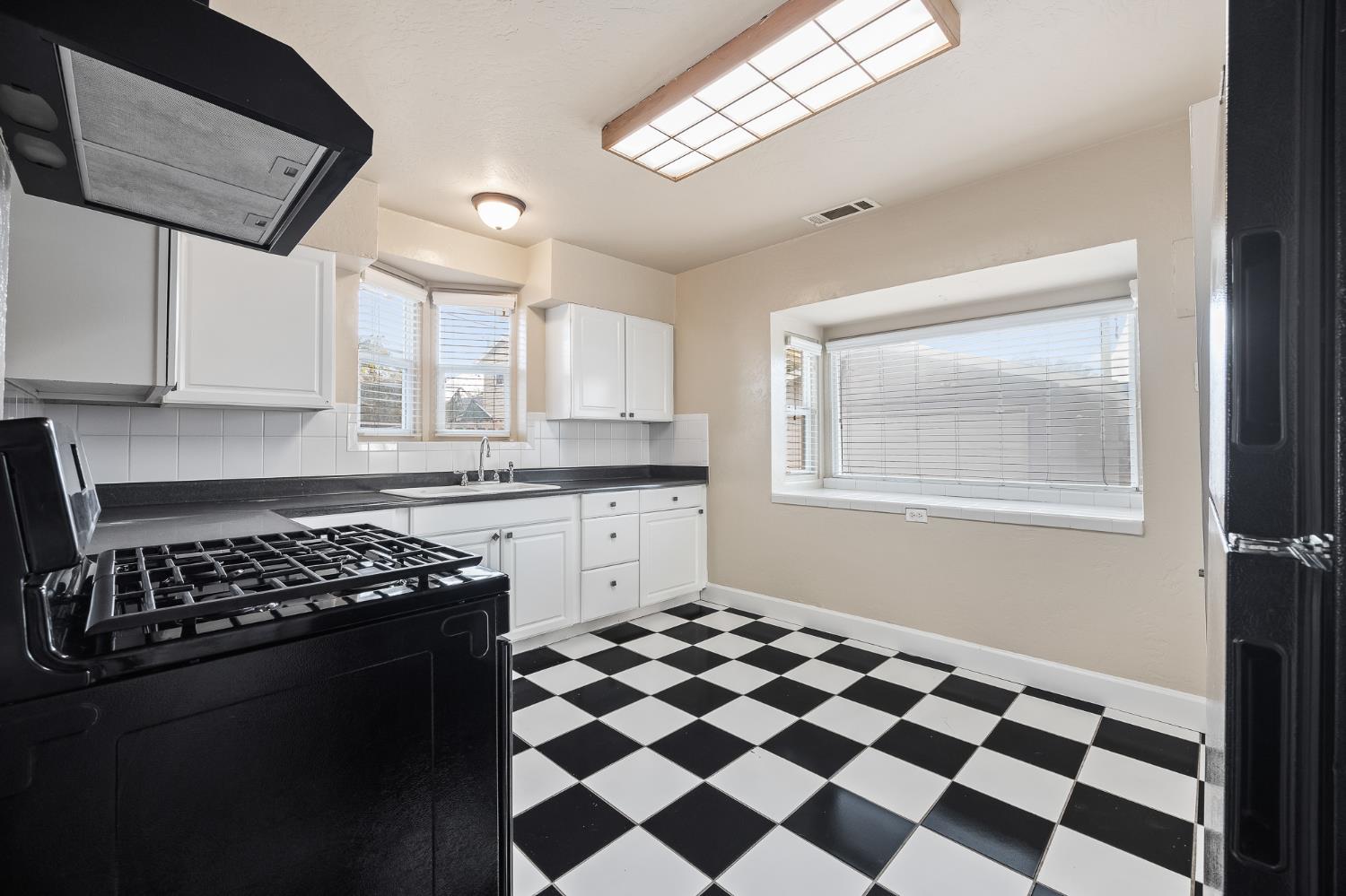 1371 N Roosevelt Avenue